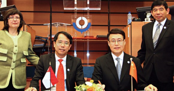 Director-General of Singapore Customs Fong Yong Kian and Vice Minister of the General Administration of China Customs Sun Yibiao (both seated), signed the China-Singapore MRA at the WCO Council Sessions in June 2012. The signing was witnessed by Chairperson of the WCO Council and Chairman of the Revenue Commissioners of Ireland, Josephine Feehily and WCO Secretary-General Kunio Mikuriya.