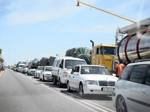 Cars and trucks at the South African border at Musina, Limpopo, queue to cross into Zimbabwe. The Unctad report says there are traditional transport routes in Africa - Photo: Motshwari Mofokeng.