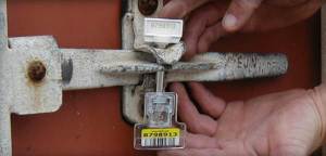 Cargo seal inspection - (Picture: www.recolor.com)