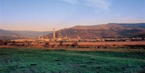 Ngodwana Mill, situated in the province of Mpumalanga (South Africa). It is a fully integrated kraft mill producing pulp for own consumption as well as newsprint and containerboard. (Sappi)