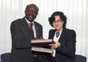 UNCTAD Secretary-General Mukhisa Kituyi (left) and the ITC"s Executive Director Arancha González, shake hands upon signing the Memorandum of Understanding. (UNCTAD)