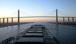 Capesize bulk carrier at Suez Canal Bridge [www.maritemexecutive.com]