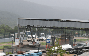 Lebombo border post has been closed until further notice Friday17 April 2015 after an unruly mob barricaded the N4 near Ressano Garcia, targeting trucks with South African registration numbers [Picture: Sowetan]