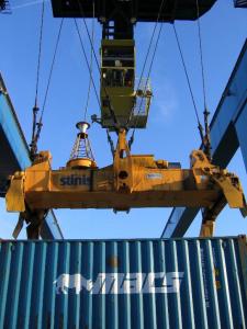 Container_crane_and_spreader